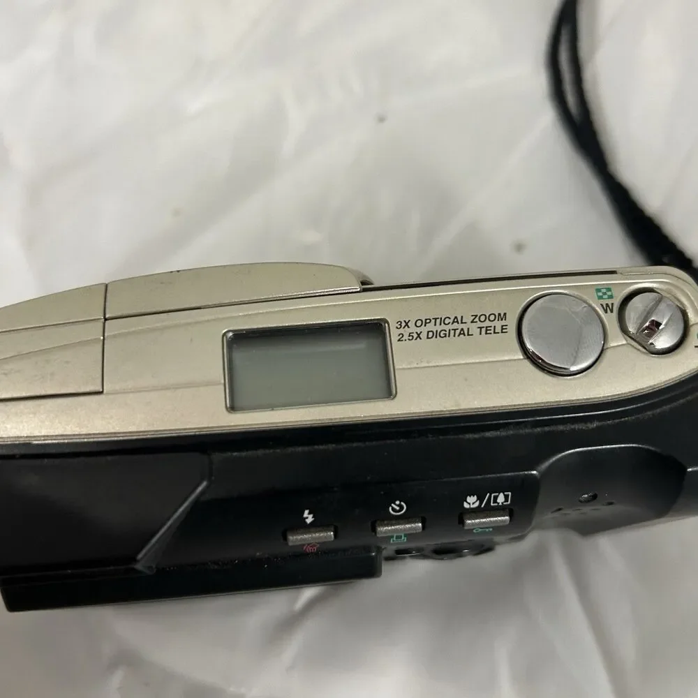 Olympus D-490 2.1MP Digital Camera 3x Zoom Parts/Repair AS-IS